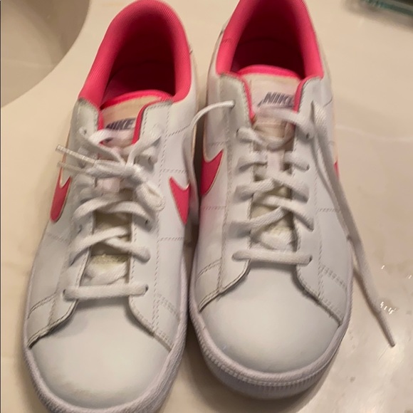 Nike - Picture 2 of 3